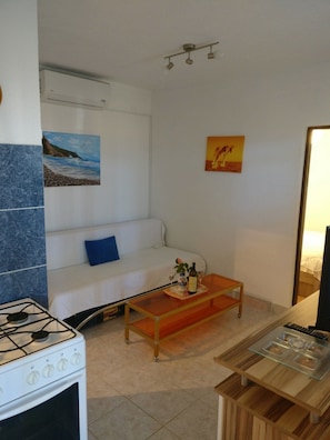 公寓 (One Bedroom Apartment with Terrace (G) | 客廳 | 25-吋平面電視、有線頻道、電視