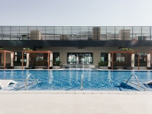 Outdoor pool - Nasma Luxury Stays - Harbour Gate T1 (Dubai)