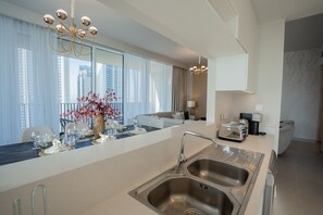 Appartement Deluxe | Cuisine privée | Réfrigérateur, vaisselle et ustensiles