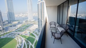 Un balcon offrant une vue sur des immeubles modernes et une marina.