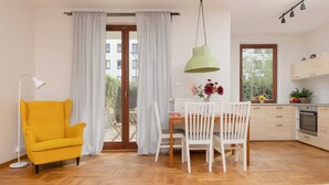 Une cuisine moderne avec des meubles en bois et un four encastré.