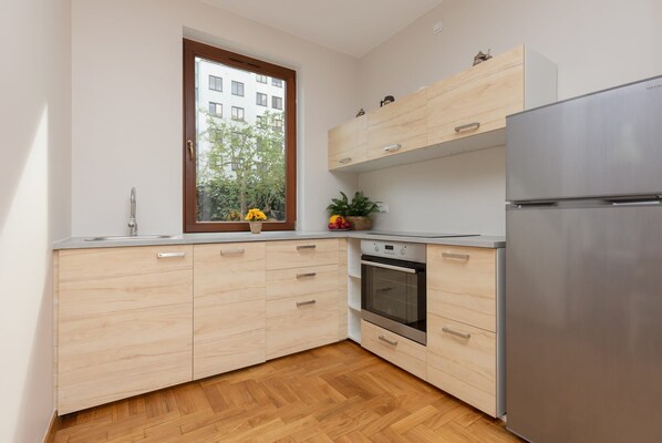 Fridge, oven, stovetop, dishwasher