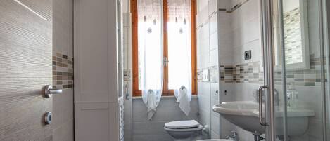 Ducha, secador de pelo, bidé y toallas