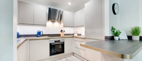 Apartment | Private kitchen | Full-sized fridge, microwave, oven, dishwasher