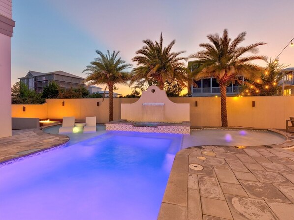 Una piscina al aire libre, una piscina climatizada