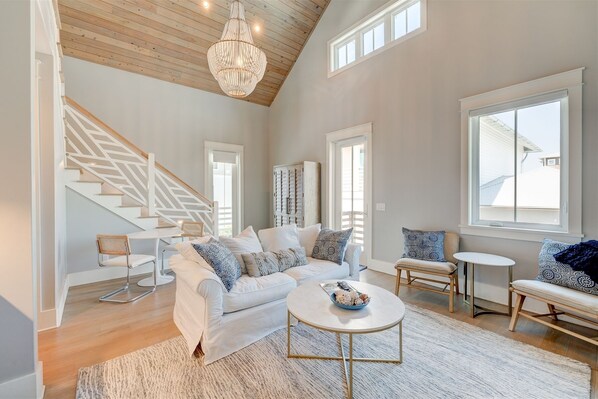 Smart TV, fireplace, DVD player - Steps to the beach-8 bikes-Private pool/Heat option & hot tub- In Seacrest West (Rosemary Beach)