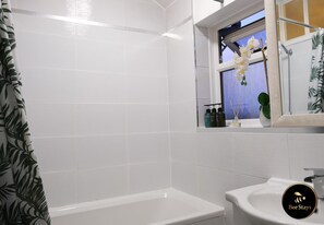 Casa, varias camas | Baño | Bañera y ducha independientes, bañera profunda y secador de pelo
