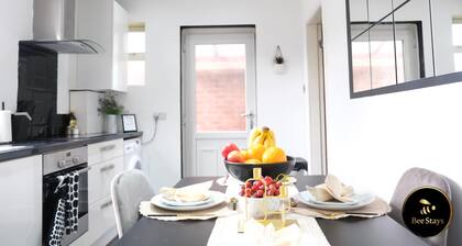 Northway House - Close to M62 and M6