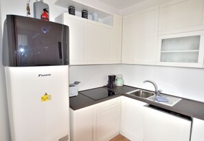 Kühlschrank, Ofen, Geschirrspüler, Wasserkocher mit Kaffee-/Teezubehör