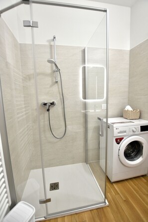 Shower, hair dryer, towels - Apartment Borgo Montagna With Pool (San Zeno di Montagna)