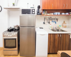 ثلاجة، ميكروويف، فرن، غلّاية كهربائية