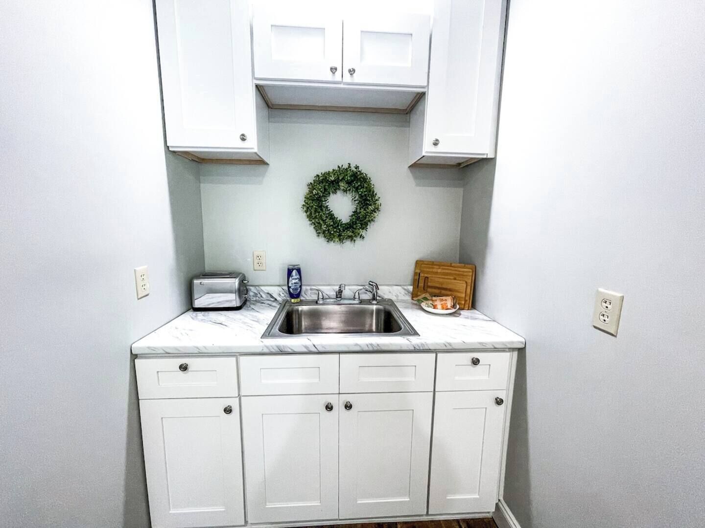 Køleskab, ovn, kogeplade, kaffe-/temaskine