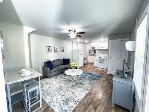 Shady Oaks Condo- King Bed, Walk to Main St.