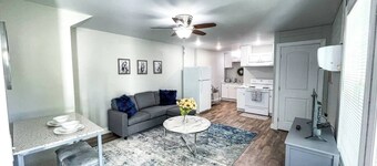 Shady Oaks Condo- King Bed, Walk to Main St.