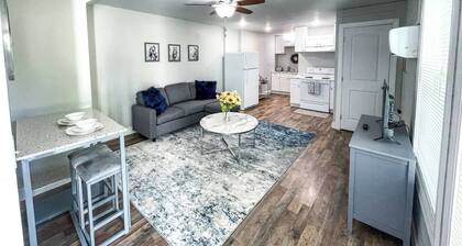 Shady Oaks Condo- King Bed, Walk to Main St.