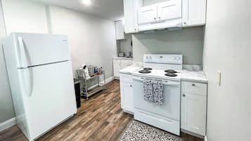 Een koelkast, een oven, een kookplaat, een koffiezetapparaat/waterkoker