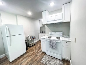Fridge, oven, stovetop, coffee/tea maker