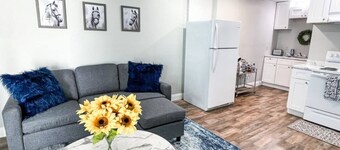 Shady Oaks Condo- King Bed, Walk to Main St.