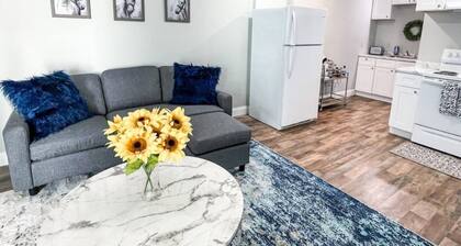 Shady Oaks Condo- King Bed, Walk to Main St.