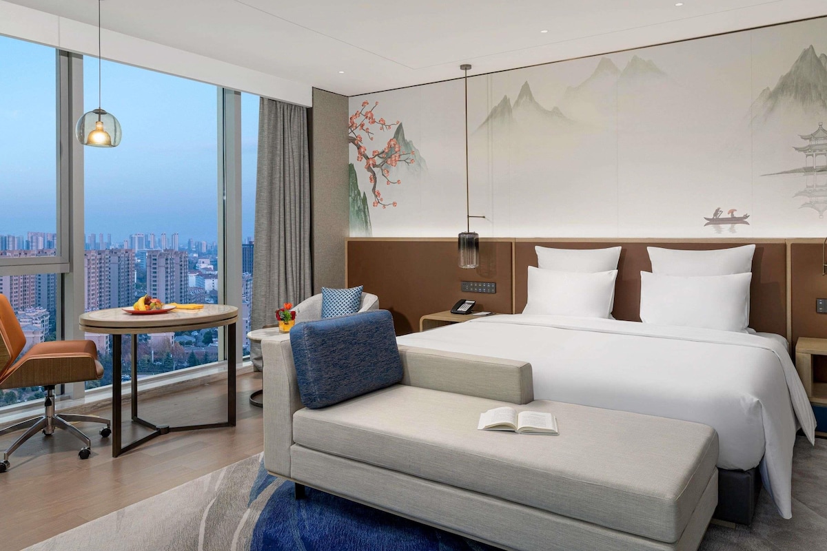 Premium Room, 1 King Bed | Premium bedding, minibar, in-room safe, desk