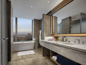 Hochwertige Bettwaren, Minibar, Zimmersafe, Schreibtisch