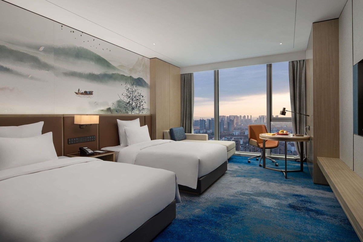 Premium bedding, minibar, in-room safe, desk
