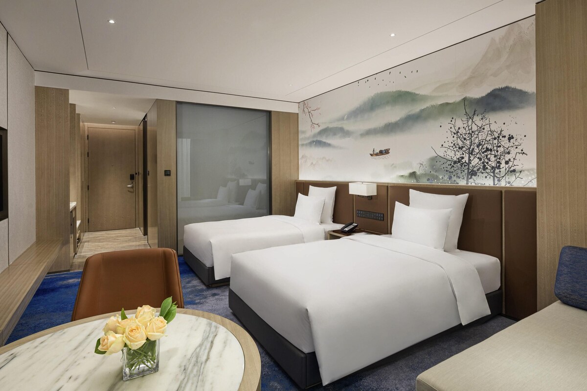 Bộ đồ giường cao cấp, minibar, két bảo mật tại phòng, bàn 