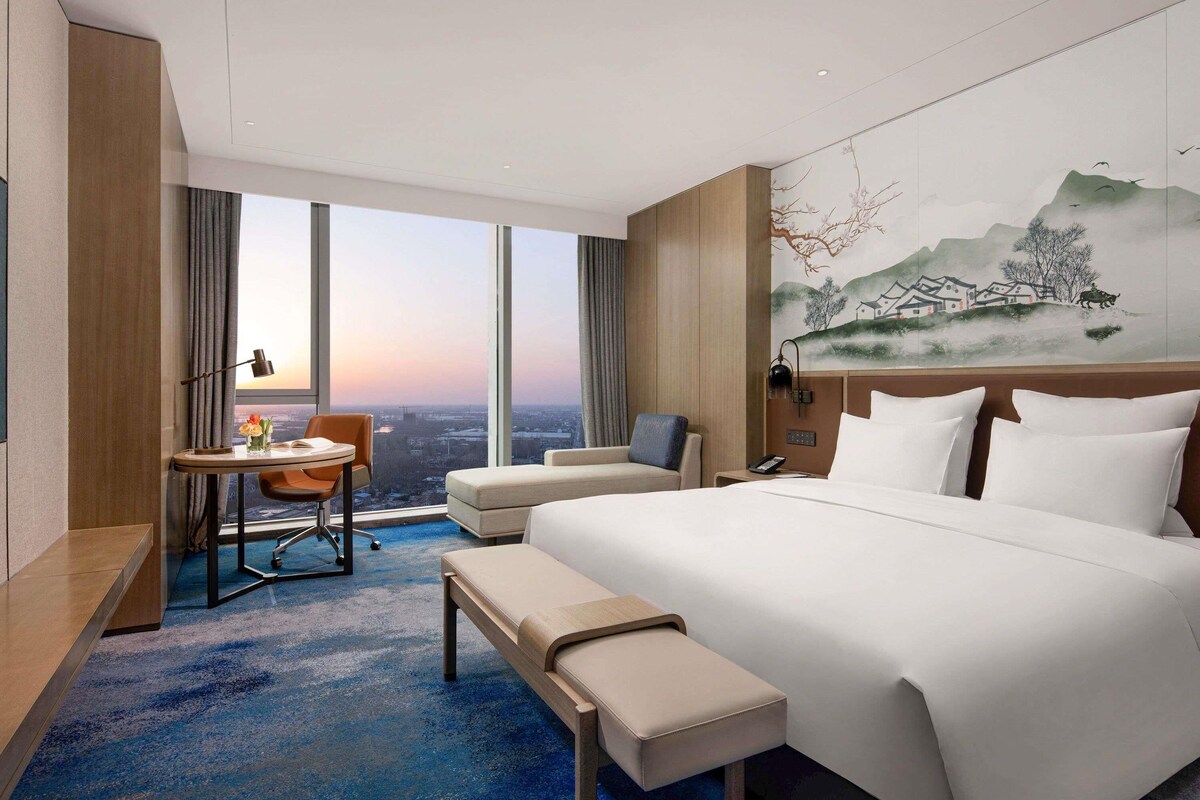 Bộ đồ giường cao cấp, minibar, két bảo mật tại phòng, bàn 