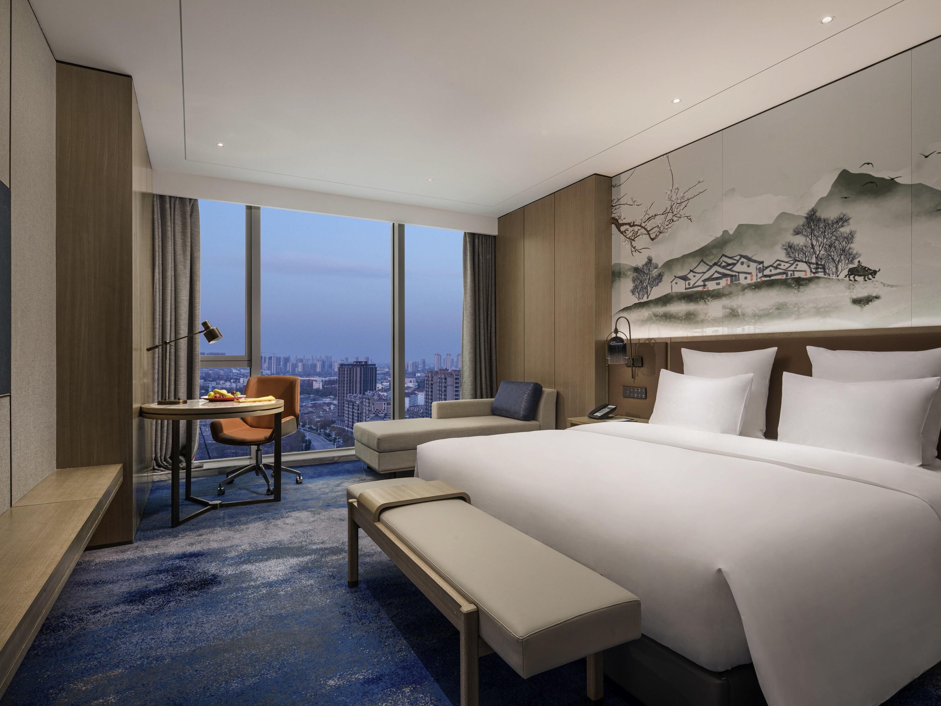 Hochwertige Bettwaren, Minibar, Zimmersafe, Schreibtisch