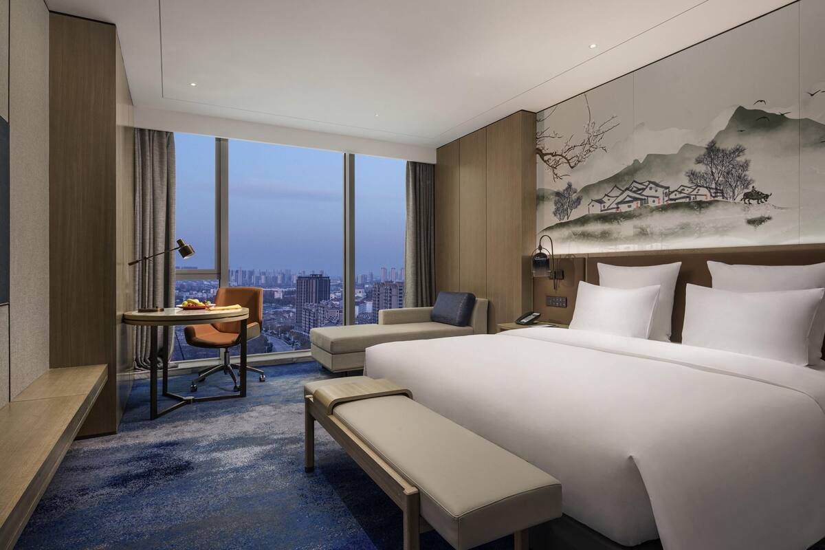 Hochwertige Bettwaren, Minibar, Zimmersafe, Schreibtisch