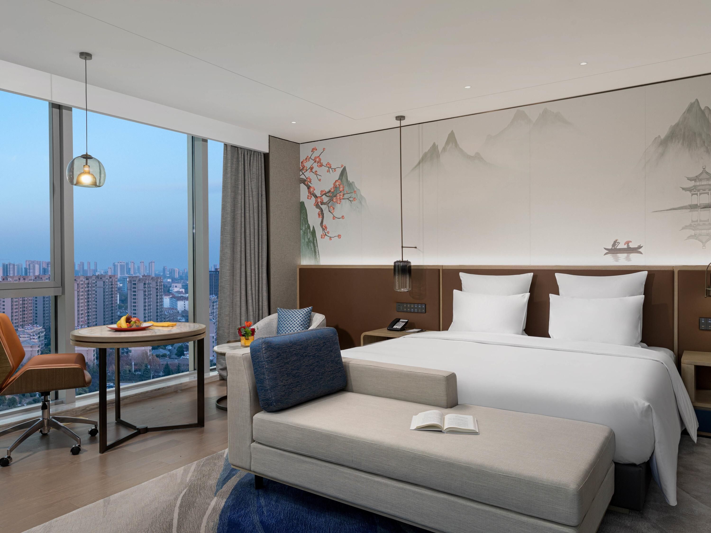 Premium Room, 1 King Bed | Premium bedding, minibar, in-room safe, desk