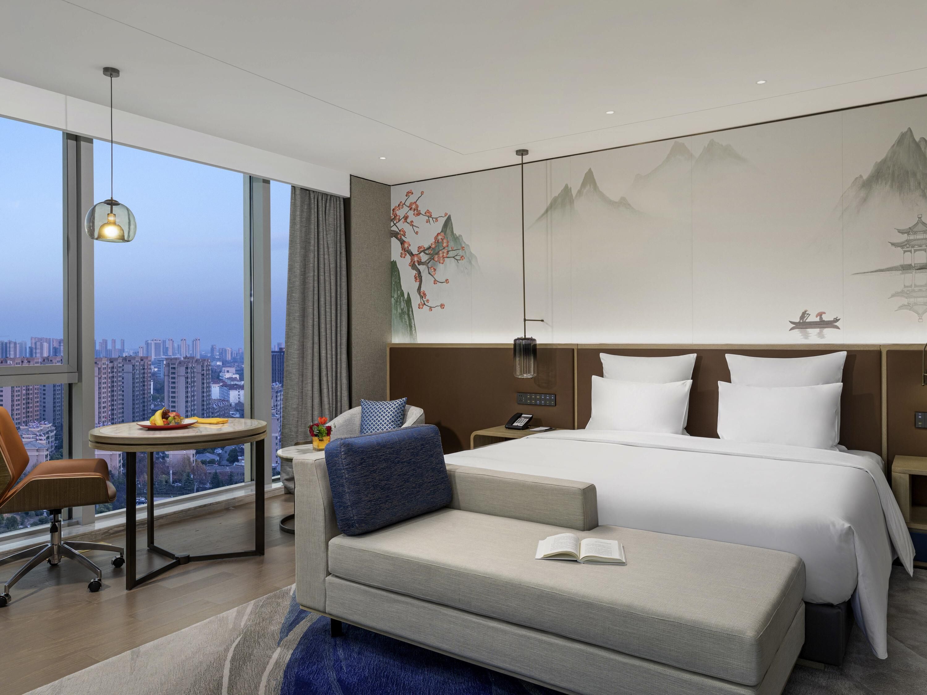 Premium Room, 1 King Bed | Premium bedding, minibar, in-room safe, desk