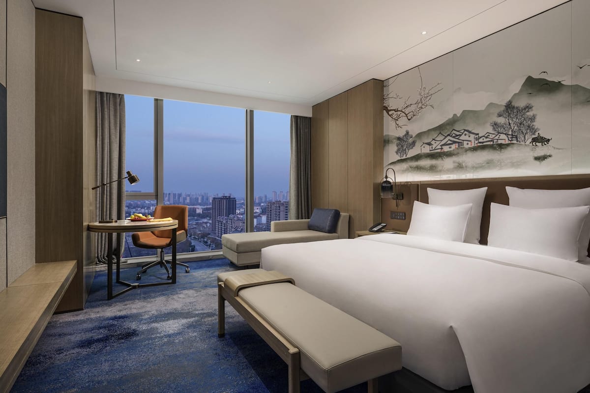Bộ đồ giường cao cấp, minibar, két bảo mật tại phòng, bàn