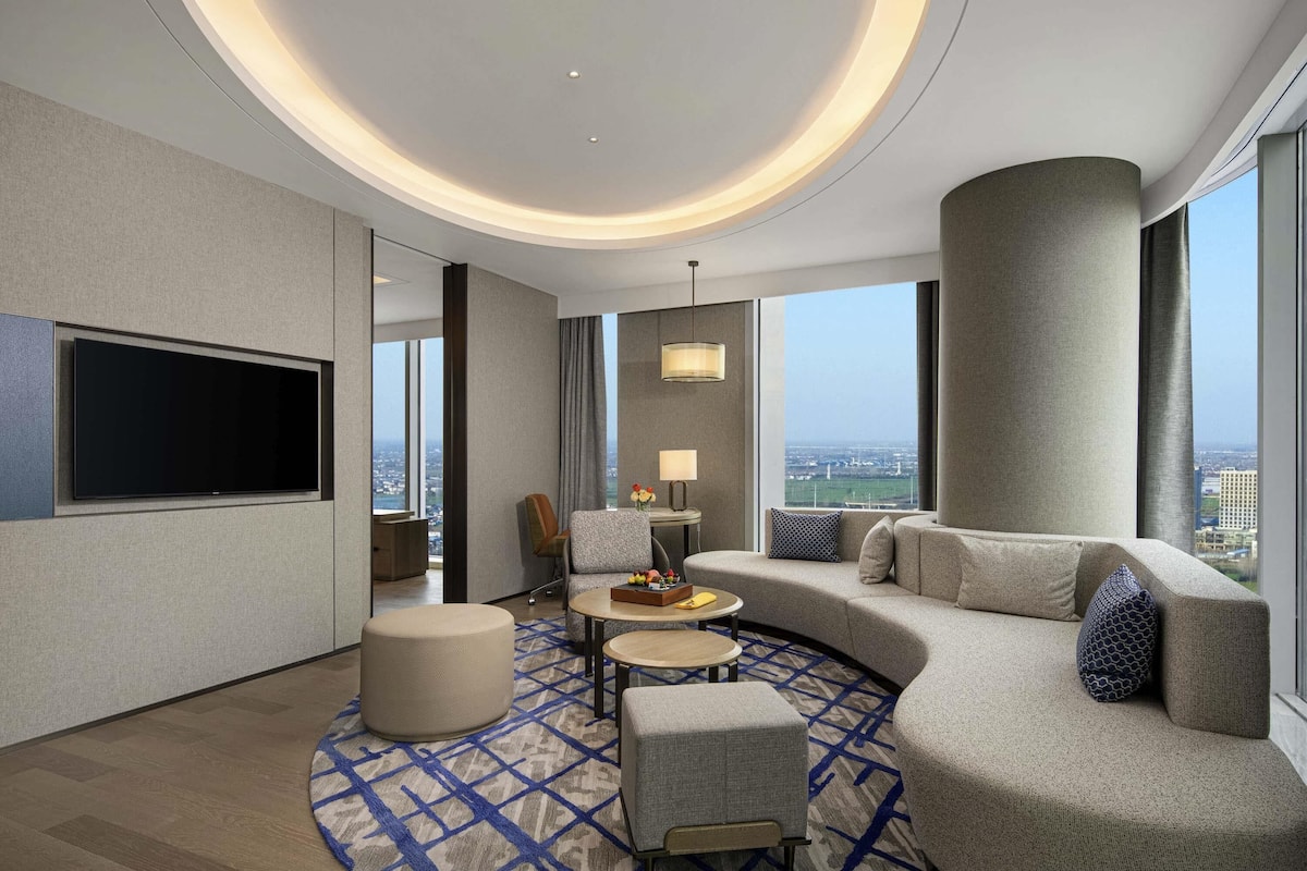 Executive Suite, 1 King Bed, Club Lounge Access (High Floor) | Premium bedding, minibar, in-room safe, desk