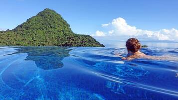 2 outdoor pools, free pool cabanas, pool loungers