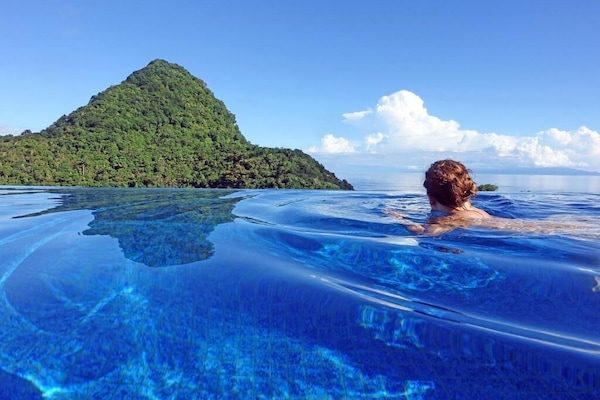 2 outdoor pools, free cabanas, sun loungers