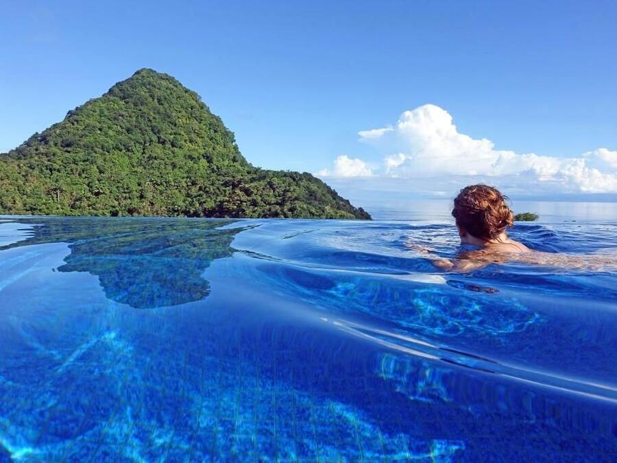 2 outdoor pools, free cabanas, sun loungers