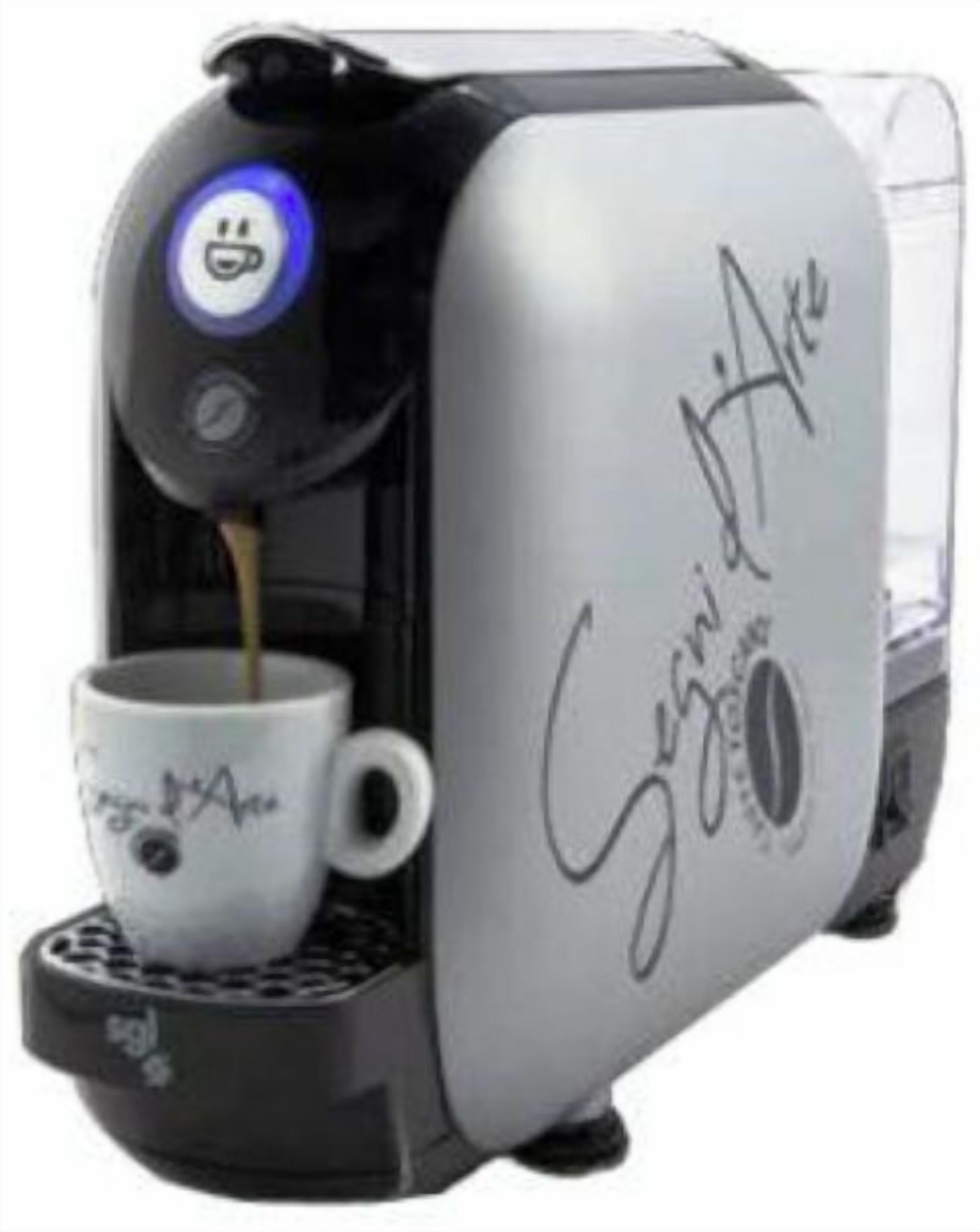 Una máquina de café dispensando una taza, con un logo que dice "Segni di Arte".