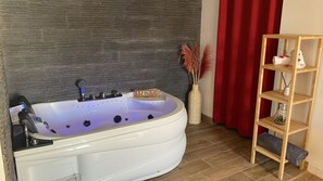 Een douche, een haardroger, handdoeken, toiletpapier