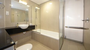 Bathroom - 1 Bedroom Apartment in The Matrix Tower (Dubai)