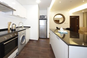 Standard-Apartment | Eigene Küche | Großer Kühlschrank, Mikrowelle, Toaster, Kochgeschirr/Geschirr/Besteck