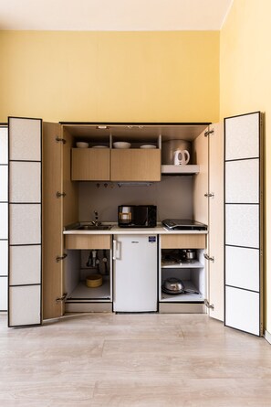 Kühlschrank, Mikrowelle, Wasserkocher, Kochgeschirr/Geschirr/Besteck