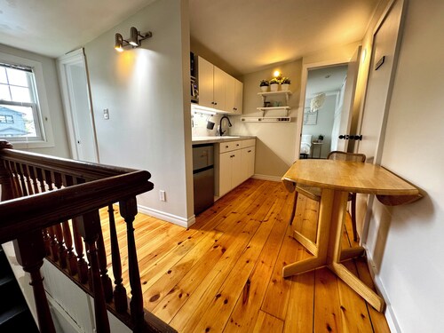 2 bedroom suite: King, Queen, parking, kitchenette, central, upper level