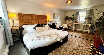 2 bedroom suite: King, Queen, parking, kitchenette, central, upper level