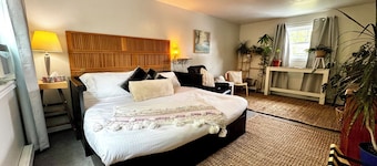 2 bedroom suite: King, Queen, parking, kitchenette, central, upper level