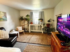 TV - 2 bedroom suite: King, Queen, parking, kitchenette, central, upper level (Carleton Place)