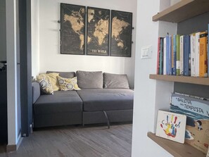 TV, books - Genoa Pegli, apt. near waterfront, terrace, balcony   (Genova)