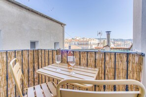 Outdoor dining - Cannes: in the heart of Le Suquet, beautiful apartment with quiet balcony (Cannes)