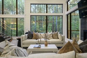 Smart TV, caminetto, videogiochi, tavolo da ping pong