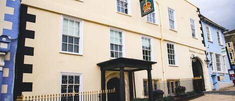 Vista frontal de la propiedad